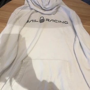 Sail racing sweatshirt strl 170  - Sail Racing hoodie, knappt använd, bra skick. Säljer på grund av att den inte längre passar mig.