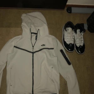 Nike tech fleece strl Medium och Jordans - Nike tech fleece strl M(passar även small)pris 700 kr och Jordan 11 strl 44,5 pris 500 kr. Nypris på nike tech fleece 1249 och nypris på dessa jordans är 1400. Du kan få köpa båda varorna för totalt 1000 kr