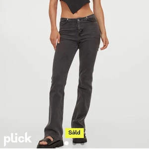 Mid Rise Jeans - Jättefina lågmidjade jeans från hm, skulle mer säga att de är mid Rise! Kan även tänka mig att byta mot de jeans på bild 3! Säljer för att de är för stora. Köpta på Plick för 430 och stararar budet på 300! Buda!!💗