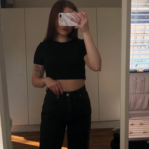 Jeans - Säljer nu dessa jeans med en svart tvättad färg, vet inte riktigt vad man ska kalla den färgen. Sitter jätte fint, men är lite långa för mig som är 160cm men går att antigen Sy upp eller ha de som det är. Andlidingen till att jag säljer de är för att jag har två exakt likadana och råkade beställa ett var extra. Kommer sälja de för 300kr och frakten kommer ligga på 79kr 