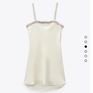 Zara klänning - Klänning från Zara i storlek S. Passade inte mig och hann inte skickade tillbaka. Den är alltså aldrig använd och prislapp finns kvar💞 Nypris: 399kr