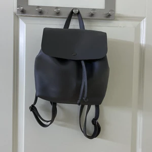 Väska - Säljer denna ryggsäck💞💞💞Säljer den då den inte kommer till användning, spillt lite rosa färg på bakre delen av ryggsäcken men de syns inte när man väll bär på den. Rymlig förvaring, Buda💕<3