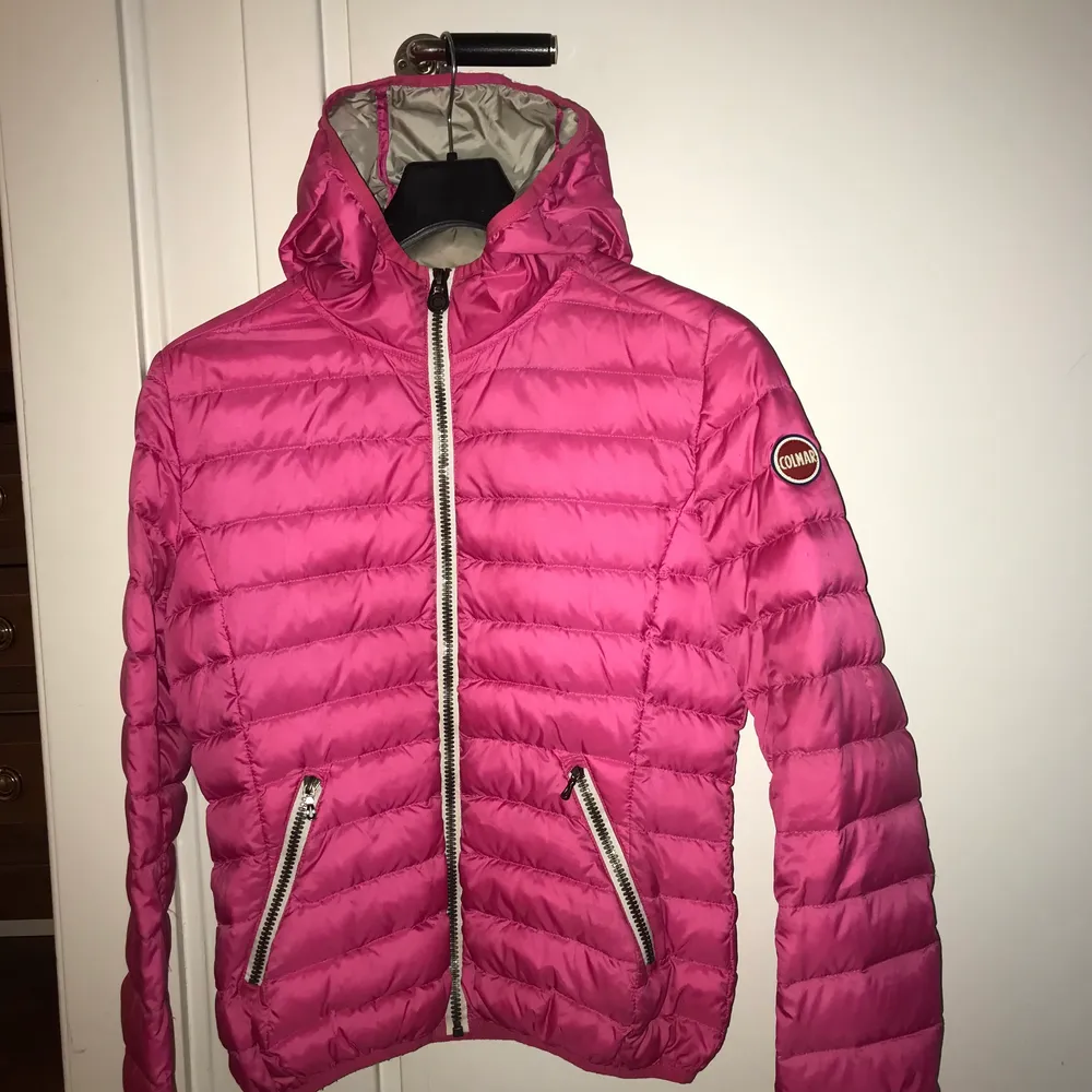 Säljer min colmar jacka som fortfarande är i super bra skick! Den är neon rosa ish och passar dig som har storlek S-M😍 Italiensk storlek: 44💝. Jackor.