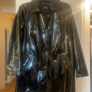 Regnjacka i ”latexaktigt” tyg - Jacka i bra skick. Nästan nyskick. Nypris 1000kr hos Monki men säljer för bara 300kr. 