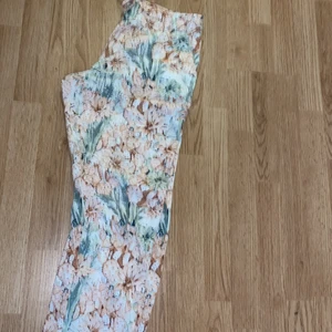 Byxor  - Fina blommiga byxor