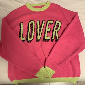LOVER Sweatshirt - Jättefin sweatshirt som dessvärre inte kommit till så mycket användning. Köpt från Adika förra året och väldigt sparsamt använd. 300kr inklusive frakt eller budgivning. Köpt i strl XS men den är väldigt oversized