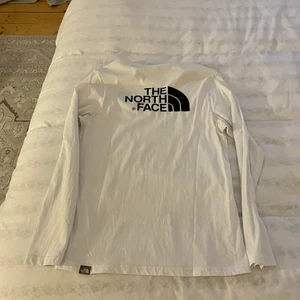 North face tröja  - Vit north face tröja i bra skick ! 