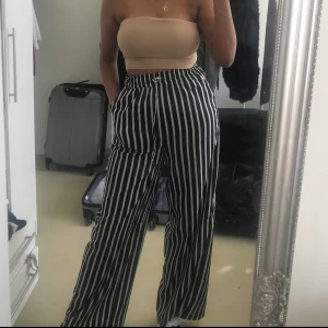 Byxor  - Säljer mina randiga byxor från prettylittlething för 100kr