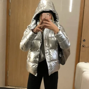 Silvrig jacka🐬🐬 - •INTRESSEKOLL• på min absoluta favorit jacka!! Nyskick och använd endast 2 gånger💘😇🙏🏼 I stolek S. Säljer vid bra bud🤙🏼 BUDA I KOMENTARERNA