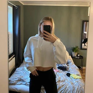 Kroppad hoodie, gina  - En Kroppad hoodie från Gina i storlek m, knappt använd💕