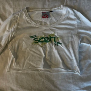 Croppad långärmad tröja - Har klippt av den själv så säljer billigt !