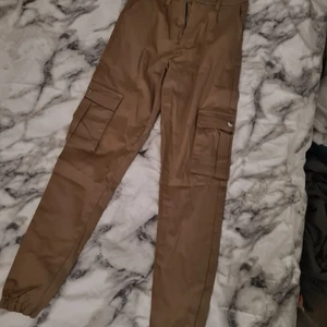 Beige/bruna kostymbyxor  - Beige/bruna kostymbyxor från madlady. Är i storlek xxs så passar tyvärr inte mig, har aldrig använts💕 köparen står för frakt