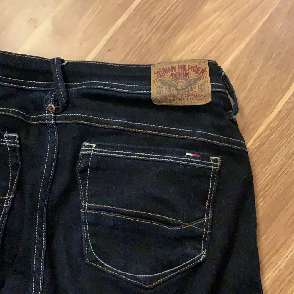 low waist jeans from tommy hilfiger💓 W28 L34. Knappt använda köptes på sellpy. Inga hål eller liknande. Köpare står för frakten!. Jeans & Byxor.