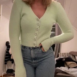 Tröja  - Säljer min stickade tröja ifrån Zara. Tröjan är jättemjuk och perfekt nu till hösten💕 Storleken är i Small och skulle säga att den passar både XS och S eftersom den är så pass stretchig i materialet. Endast använd fåtal gånger!