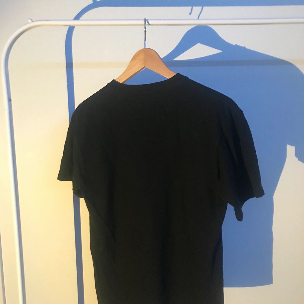 En svart Hard Rock Café t-shirt med tryck i läder, storlek small. Hard Rock Cafe t-shirt med tryck som står ut, från London.. T-shirts.