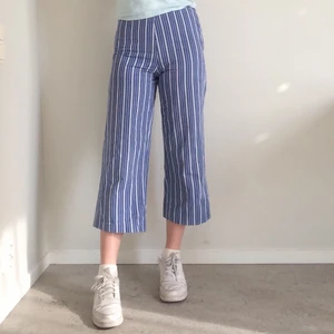 Byxor - Randiga byxor från Zara (2017) med knappar i sidan.  Strl M men sitter mer som en S. Bra skick, sparsamt använda.