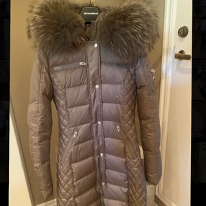 Rock and blue jacka  - Äkta rock and blue jacka, som ny. Storlek 34. Köpt förra vintern. Knappt använd pga distansundervisning. Jättefin brun färg med underbart mjuk päls. Har inga husdjur hemma och har någonsin sprayat nån parfym på den så.