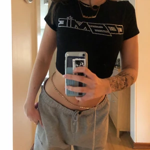 Cosmic Crop top  - Denna topp funkar till allt och är så snygg! Inga stenar har åkt av och den är i nyskick! Måste tyvärr sälja i och med behov av pengar:(