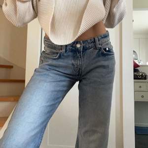 Säljer mina lågmidjade jeans i rak modell från weekday. Köpta för ett tag sen men har tyvärr inte kommit till användning. Endast använda en gång så de är så gott som i nyskick🤩 Midjemåttet är ca 77 cm och innerbenslängden är ungefär 82 cm💕