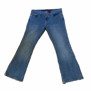 calvin klein jeans - säljer nu helt oanvända jeans (för min del) från calvin klein!! verkligen drömflares men tyvärr för små för mig. står strl 11, men är för små för mig som är M-L i byxor, så skulle tippa på att de passar S-M/34-38 kanske, beroende på kroppsform osv! är dessutom 163cm för er som vill jämföra längden. om många är intresserade så blir det budgivning. kan mötas upp i malmö, vellinge & trelleborg, eller skickas mot en fraktkostnad. 💞 OBS! har hund (såg hundhåret på sista bilden whoops)