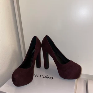 Klackskor i storlek 37 - Klackskor från H&M (höjd ca 12 cm) i vinrött sammet, aldrig blivit använda. Storlek 37, säljer för 200kr