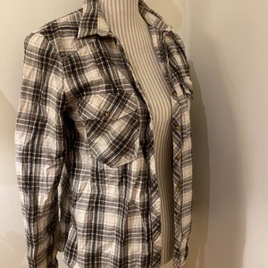 Skjorta  - Flanell skjorta från Lindex i strl 38 passar mig med strl 36 också💖 