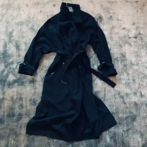 Vacker Trenchcoat ifrån Zara, mörkgrå 🤍 storlek XS men passar även upp till M 