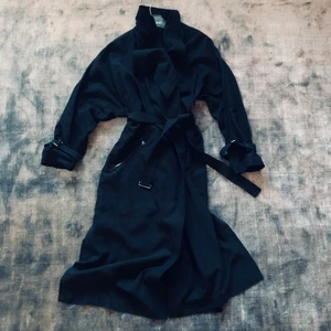 Vacker trenchcoat  - Vacker Trenchcoat ifrån Zara, mörkgrå 🤍 storlek XS men passar även upp till M 