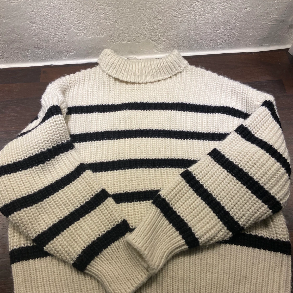 Stickad tröja. Storlek S