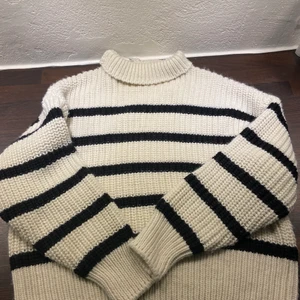 Stickad tröja. Storlek S - Vit/svart randig tröja. Använd 1-2 gångner. Säljer för 150 kr och frakten ingår i priset☺️