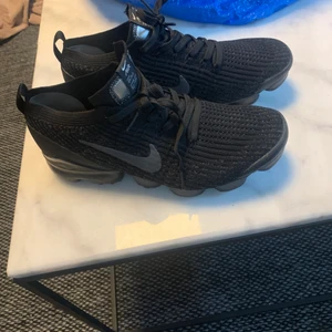 Vapermax st 43 - Vaper Max i perfekt skick, säljer pågrund av att dem bara stått i min garderob, kom dem vid intresse