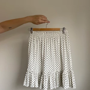 Kjol - Vit kjol med svarta prickar från Zara, storlek S men väldigt stretchig så passar även M. Går bra att matcha med en stickad tröja i höst. Frakt tillkommer 