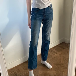 Zara mid jeans  - Säljer ett par zara jeans i storlek 36, då de är för stora för mig i midjan ❤️ Väldigt få gånger använda. Jag är 176 cm! 