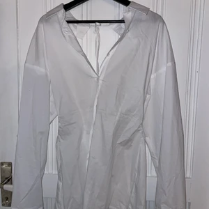 Skjorta med öppen rygg  - Cool skjorta med öppen rygg från asos som aldrig är använd. Skjortan är även insydd i midjan vilket skapar en hourglas look. Den är i storlek 38 men är ganska liten i bysten. Du betalar frakten! Skriv vid frågor eller intresse!💜