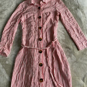 Längre klänning - En lite längre klänning, går ungefär till knäna. Sitter super fint på. Har varit en favorit länge men den är tyvärr för liten för mig nu.