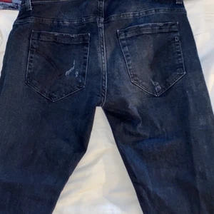 Dondup jeans - Säljer mina dondup jeans i storlek 31. Köptes för ca 4 månader sedan för 2700kr. Dom är i väldigt fint skick, använda Max 5 gånger! Kom med egna bud, kan gå ner i pris vid snabb affär.