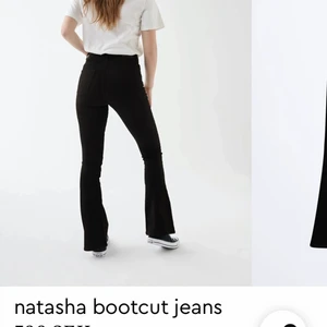 Utsvängda jeans  - Ett par jätte fina utsvängda jeans från Gina tricot i storlek M men skulle säga att man kan ha dom om man har S då jag egentligen har S, dom har tyvärr ett litet hål vid den där grejen som man kan hakar i bältet i men det syns inte så mycket. ( därav det billiga priset) köpta för 399kr.  Skriv privat om du vill ha fler bilder💕