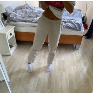 Linnebyxor💘 - ((Lånade bilder från förra ägare)) ⚡️Fina linnebyxor få gånger använda. Jag säljer vidare dem då dem var förstora💞