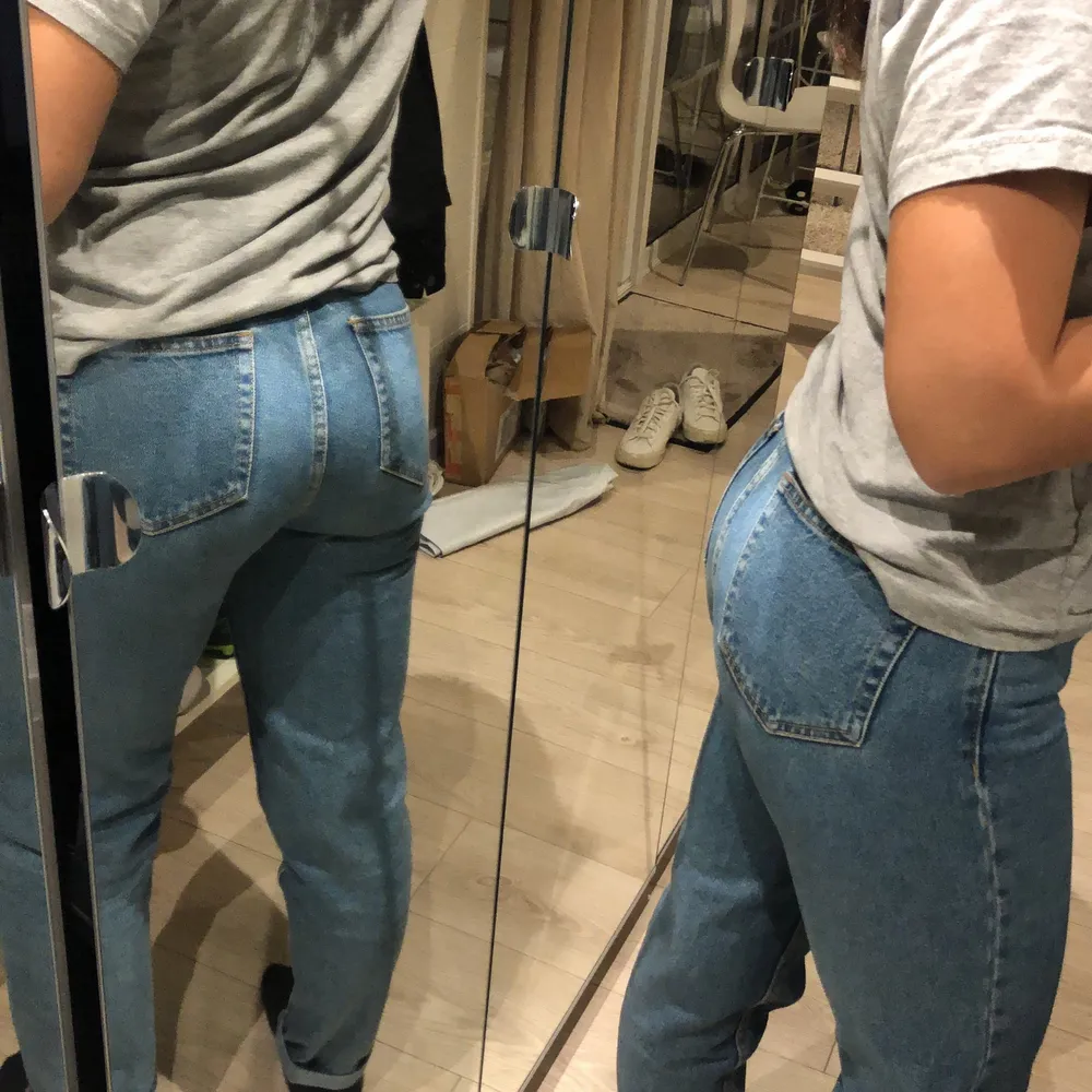 Zara Mom Jeans bought for 399kr. Now selling for 100kr + shipping. Selling because they are too tight around my thighs now (that’s why the gathering in the crotch area). Price negotiable. . Jeans & Byxor.