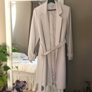 Fin kappa - Otroligt fin kappa från h&m. Perfekt till hösten eller varmare vinterdagar med en stickad tröja under. Endast använd en gång av mig, så väldigt fint skick!