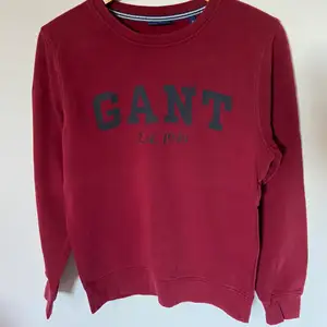 Gant tröja röd  Nypris: 900 Mitt pris: 200 Skick: 7/10 Storlek: S