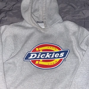 Dickies hoodies st XS - Säljer mina dickies hoodies för dom inte blir till användning. Har tyvärr ingen snörren på grå men kan nog fixas, lite slitet märke men syns knappt. En går för 400kr, två för 700kr. Fraktkostnaden för 1 66kr för 2 99kr