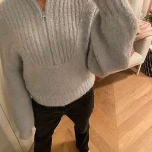 Stickad tröja  - Supercool stickad tröja med dragkedja från weekday. 