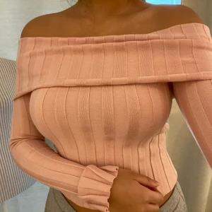 Off shoulder tröja  - I strl S men passar förmodligen en XS också. Slits var slutet av armarna💖 