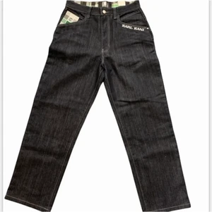 Karl Kani jeans - Äkta Karl kani jeans köpta här på Plick, för stora för mig därför jag säljer vidare. W32 L32                               Riktigt feta y2k jeans!
