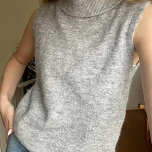 Trendig stickad topp - Säljer denna fina grå stickade ärmlösa tröjan med polokrage. Så najs och väldigt populärt just nu. Riktigt najs tröja nu till hösten. Inprincip oanvänd. Storlek xs, men skulle säga att både en S/M skulle kunna ha den, beroende på hur man vill att den ska sitta ❤️‍🔥❤️‍🔥❤️‍🔥❤️‍🔥