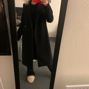 Kappa - Så fin svart kappa ifrån hm köpt förra året! Inga slitningar eller så och skicket är jätte fint! Passar super på mig som är 169. Normla i storleken☺️