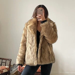 Fauxfur jacka från NA-KD - Fake pälsjacka från NAKD. Jätteskön och mysig men kommer inte till användning längre🤎