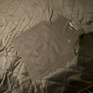 Gant - En mysig och lurvig väst från Gant. Denna kan man ha för sig själv eller styla med en tröja under som är trendigt nu. Den är köpt i XL från damernas men passar mig som kan ha xs-M. Lite ludd är det på den med det går att plocka bort eller ta bort med tex en rakhyvel då jag har gjort den på ryggen redan. Nypris 900kr från Johnells men säljer för 150kr. Frakt står köparen för och väljer också frakttyp😊 mer info/bilder kan skickas om så kunden vill.