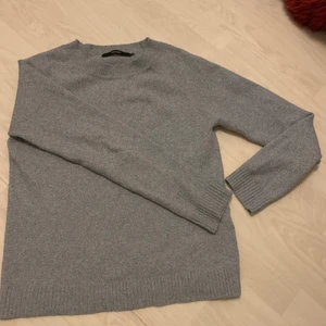 Stickad grå tröja, vero moda  - Ett par år gammal, ofta använd, rätt så nopprig men inget som stör. Oversized fit så den passar XS/S men även M men då inte lika oversized. 